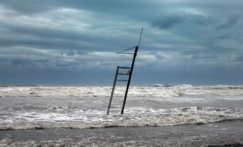 Una silla de socorrista alcanzada por el mar en una playa. EFE/Kai Försterling/Archivo