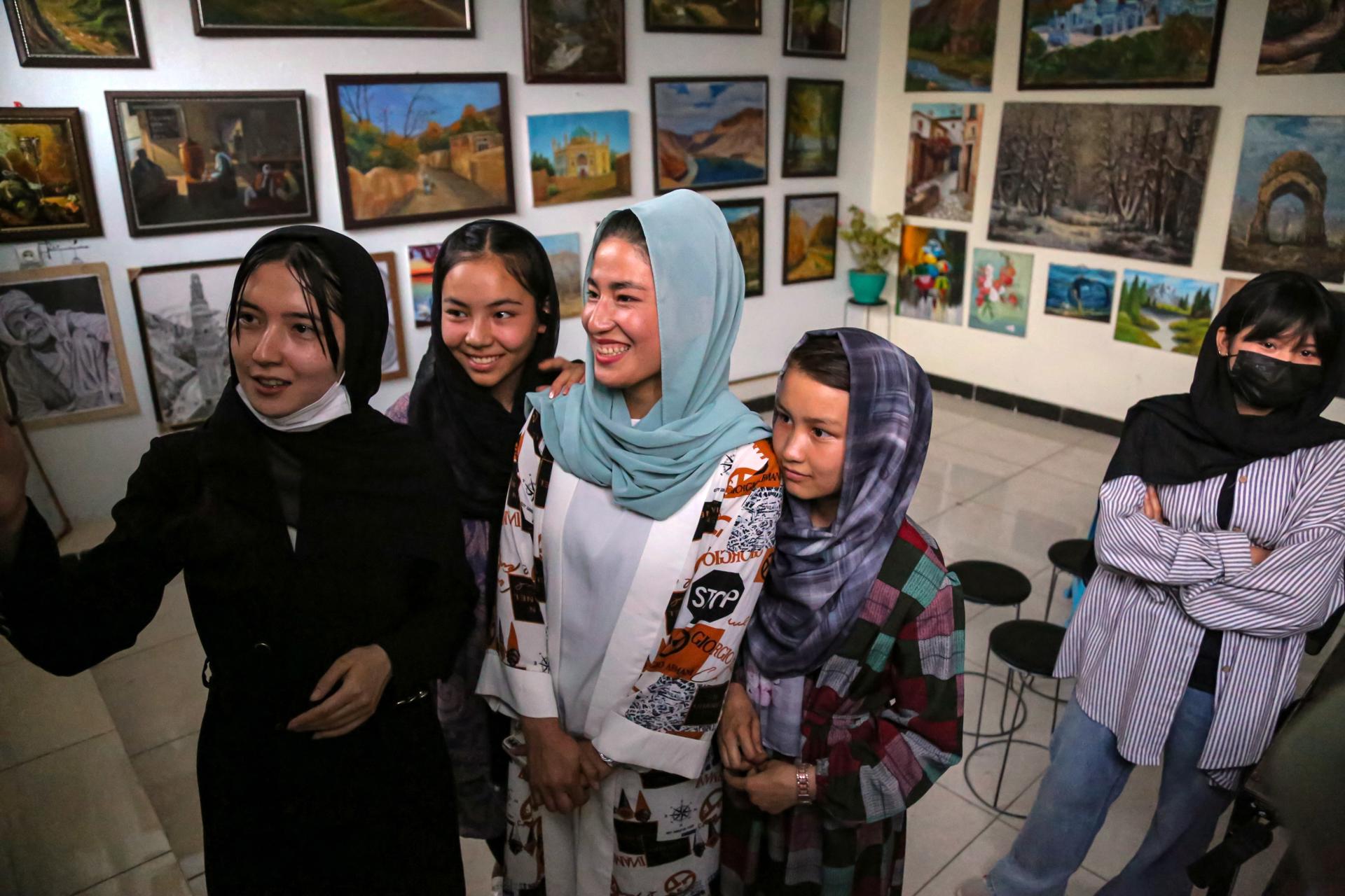 Jóvenes afganas en una exposición de pintura organizada el 21 de agosto en Kabul. EFE/EPA/Samiullah Popal