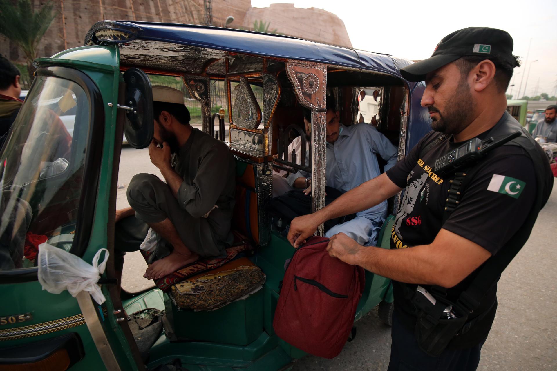 Pakistani security personnel checks people and vehicles at a checkpoint after security has been intensified in Peshawar, Pakistan, 01 August 2023, following a suicide bomb blast that targeted a gathering of Islamic political party Jamiat Ulma-e-Islam (JUI-F). EFE/EPA/BILAWAL ARBAB