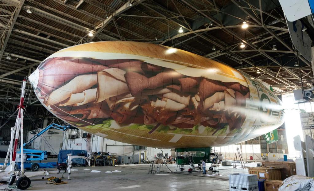 Fotografía cedida por Subway donde se muestra un dirigible de 54 metros que apartir del 1 de septiembre echará a volar desde un aeropuerto de Hollywood, Florida (EE.UU.). EFE/Subway
