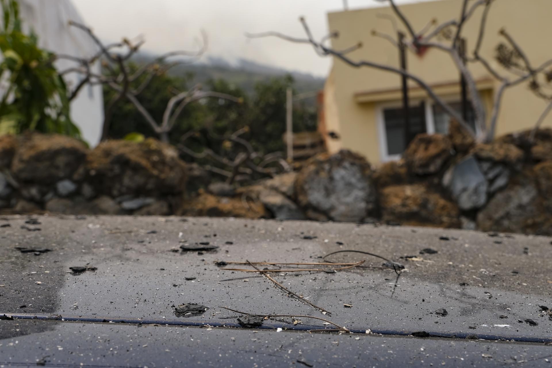 Los restos de ceniza que provoca el incendio forestal que afecta a la isla de Tenerife en el capó de un coche en el municipio de Santa Úrsula. EFE/Alberto Valdés