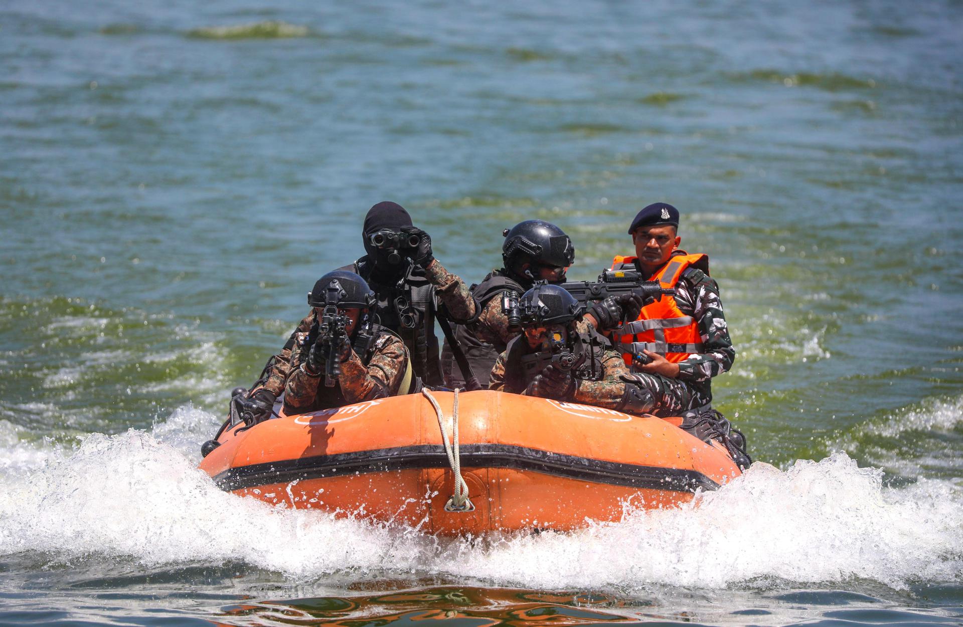 Indian paramilitary Central Reserve Police Force's (CRPF) Quick Action Team conduct a security drill on the waters of Dal Lake ahead of the G20 meeting in Srinagar, the summer capital of Indian Kashmir, 20 May 2023. EFE-EPA/FILE/FAROOQ KHAN