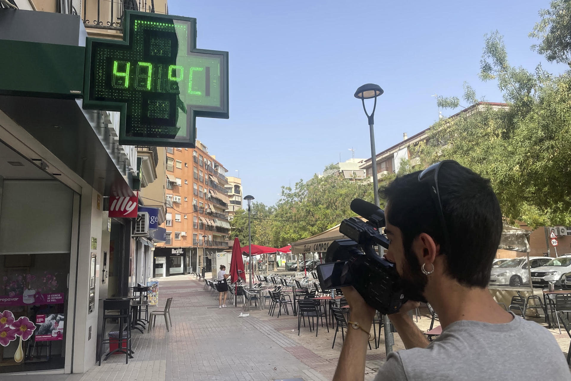 Un cámara graba un termómetro urbano en la localidad valenciana de Xátiva. EFE/Raquel Segura/Archivo