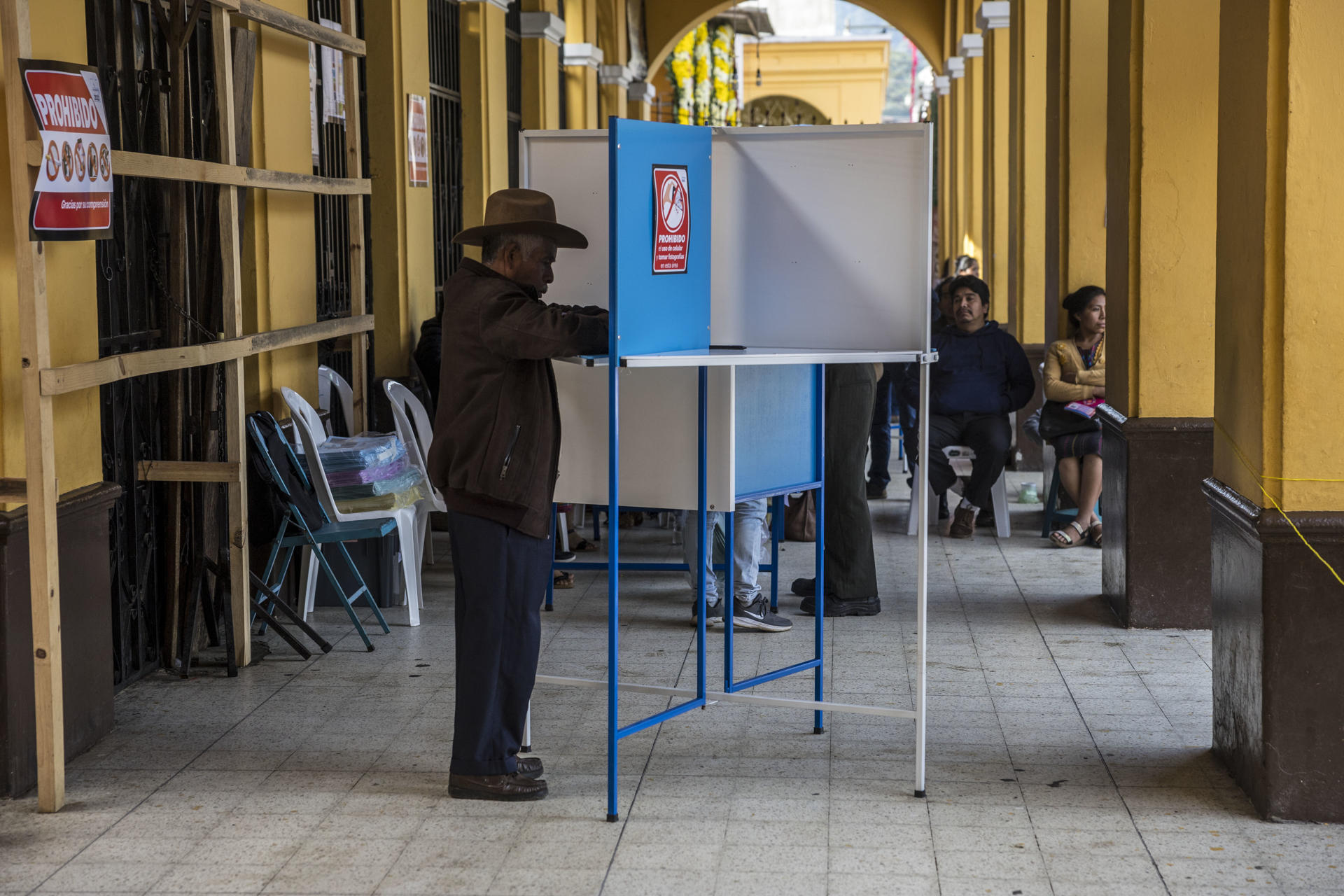 Ciudadanos votan, el 25 de junio de 2023, en las elecciones generales, en un colegio electoral de San Juan Sacatepéquez, a 45 kilómetros de la Ciudad de Guatemala (Guatemala). EFE/Esteban Biba