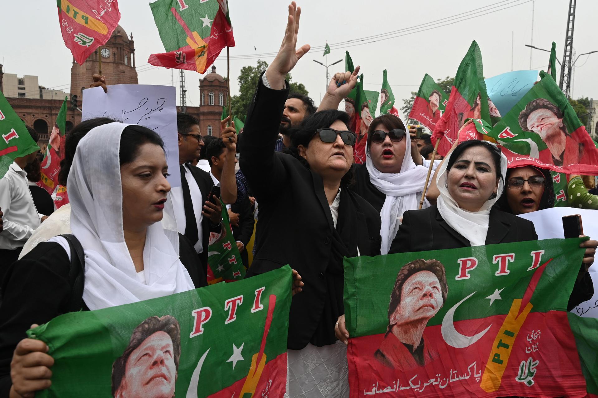 Supporters of the PTI party gather in protest after Imran Khan's arrest, outside the High court in Lahore, Pakistan 07 August 2023. EFE-EPA/RAHAT DAR