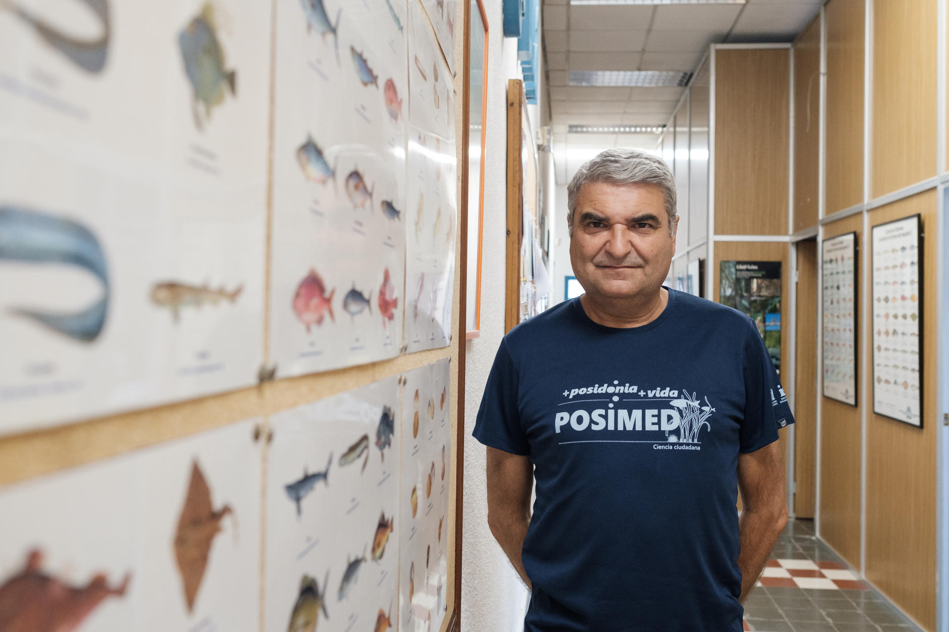 El investigador David Gras, en el laboratorio de estudio marino del Instituto Ecología Litoral ubicado en la ciudad costera de Campello. EFE/Pablo Miranzo