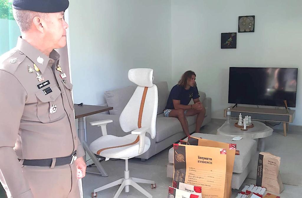Imagen facilitada por la Policía Real de Tailandia del español Daniel Sancho, durante la recogida de pruebas en un hotel en la isla tailandesa de Koh Phangan en el que se alojaba con el cirujano colombiano al que supuestamente asesinó 