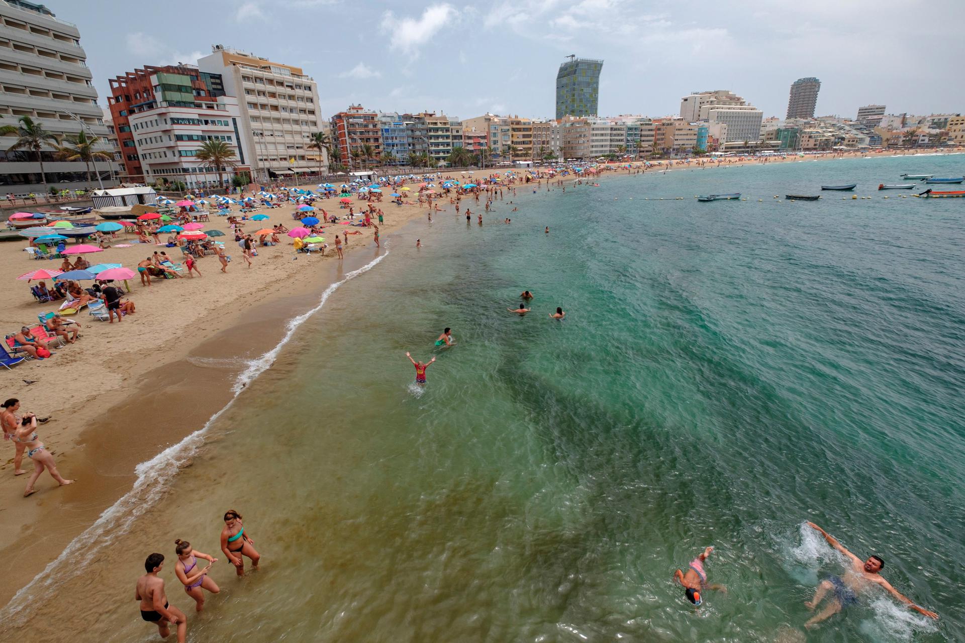 Imagen de archivo de la playa de Las Canteras, en Las Palmas de Gran Canaria. EFE/ Ángel Medina G.
