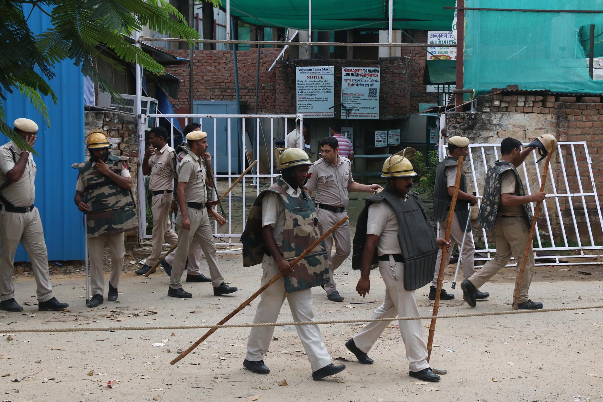 Policemen patrol the area in the aftermath of riots, in Sohna, Haryana state, India, 01 August 2023. EFE-EPA/VINAY GUPTA