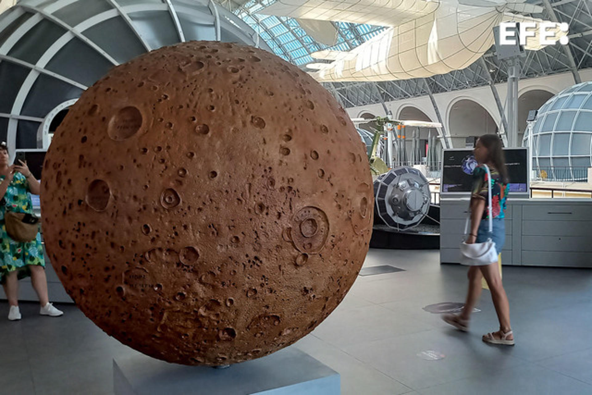 A person walks next to a replica of the Moon at the Museum of Cosmonautics in Moscow, Russia. EFE/MUSEUM OF COSMONAUTICS **EDITORIAL USE ONLU/MANDATORY CREDIT**