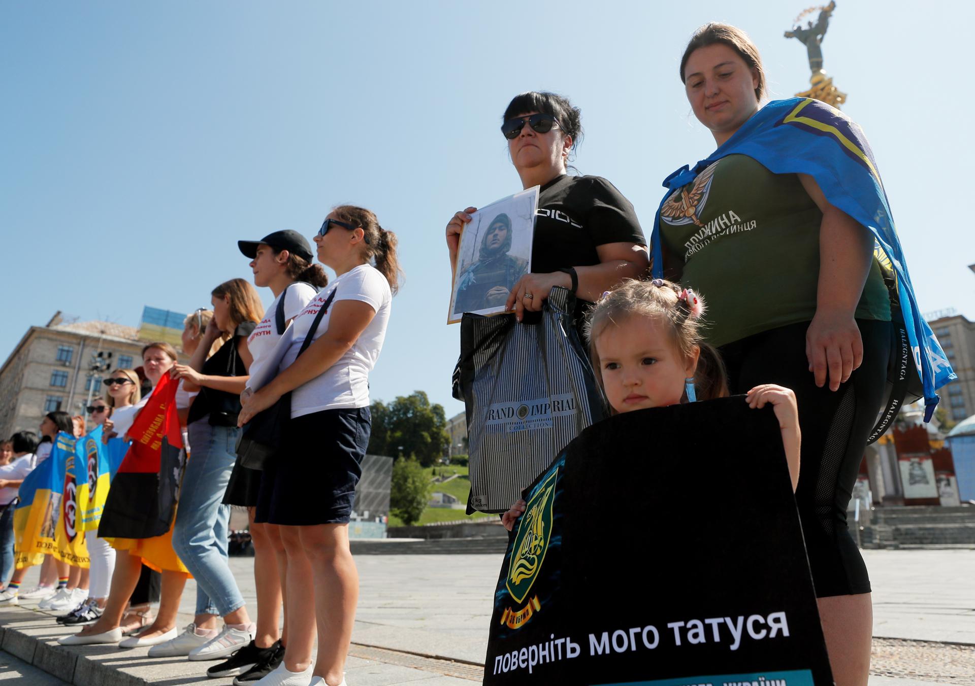 A girl holds a placard with the words "Bring back my daddy" as relatives and friends of Ukrainian missing soldiers and prisoners of war attend a protest on the Independence Square in Kyiv, Ukraine, 04 August 2023. EFE/EPA/SERGEY DOLZHENKO