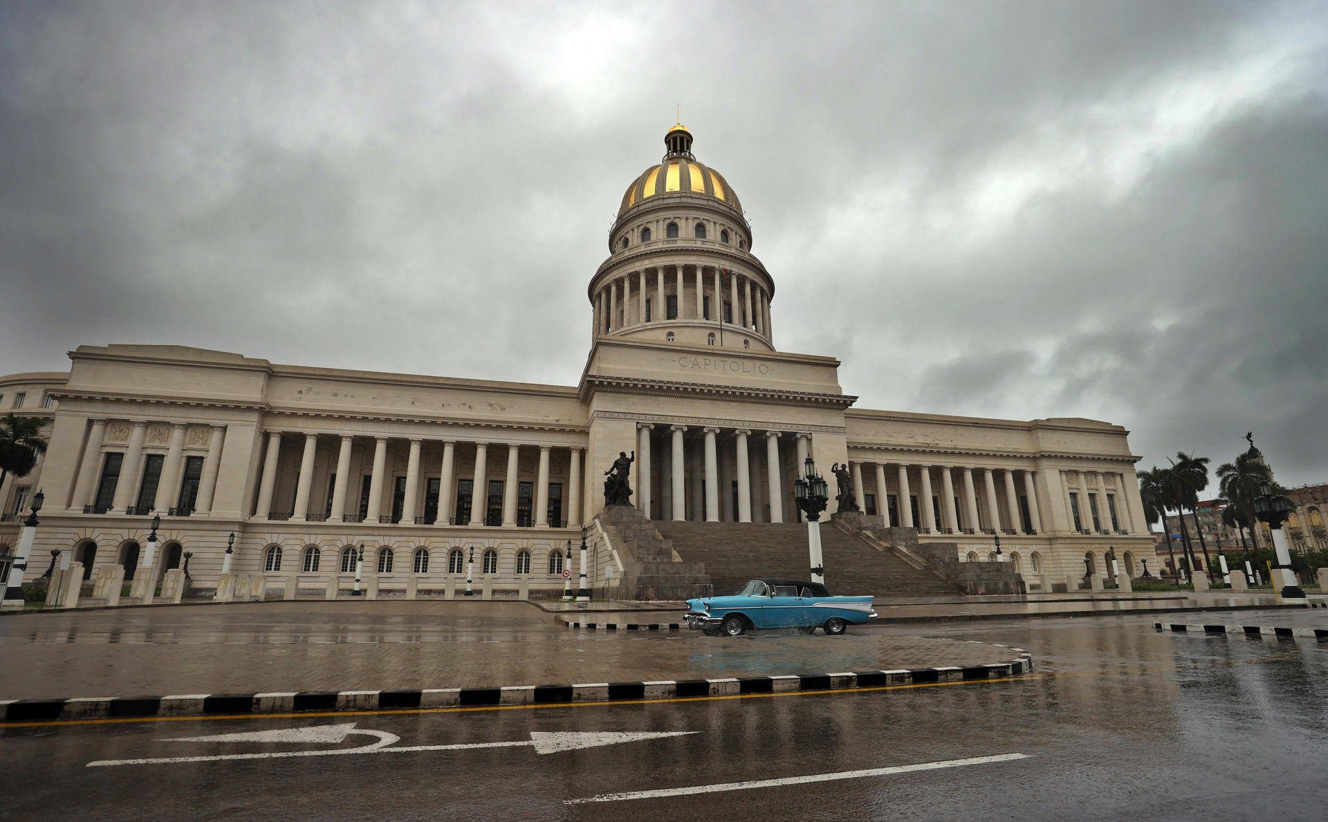 A person drives a vehicle in the rain, in front of the Capitol in Havana, Cuba, 28 August 2023. EFE-EPA/Ernesto Mastrascusa

