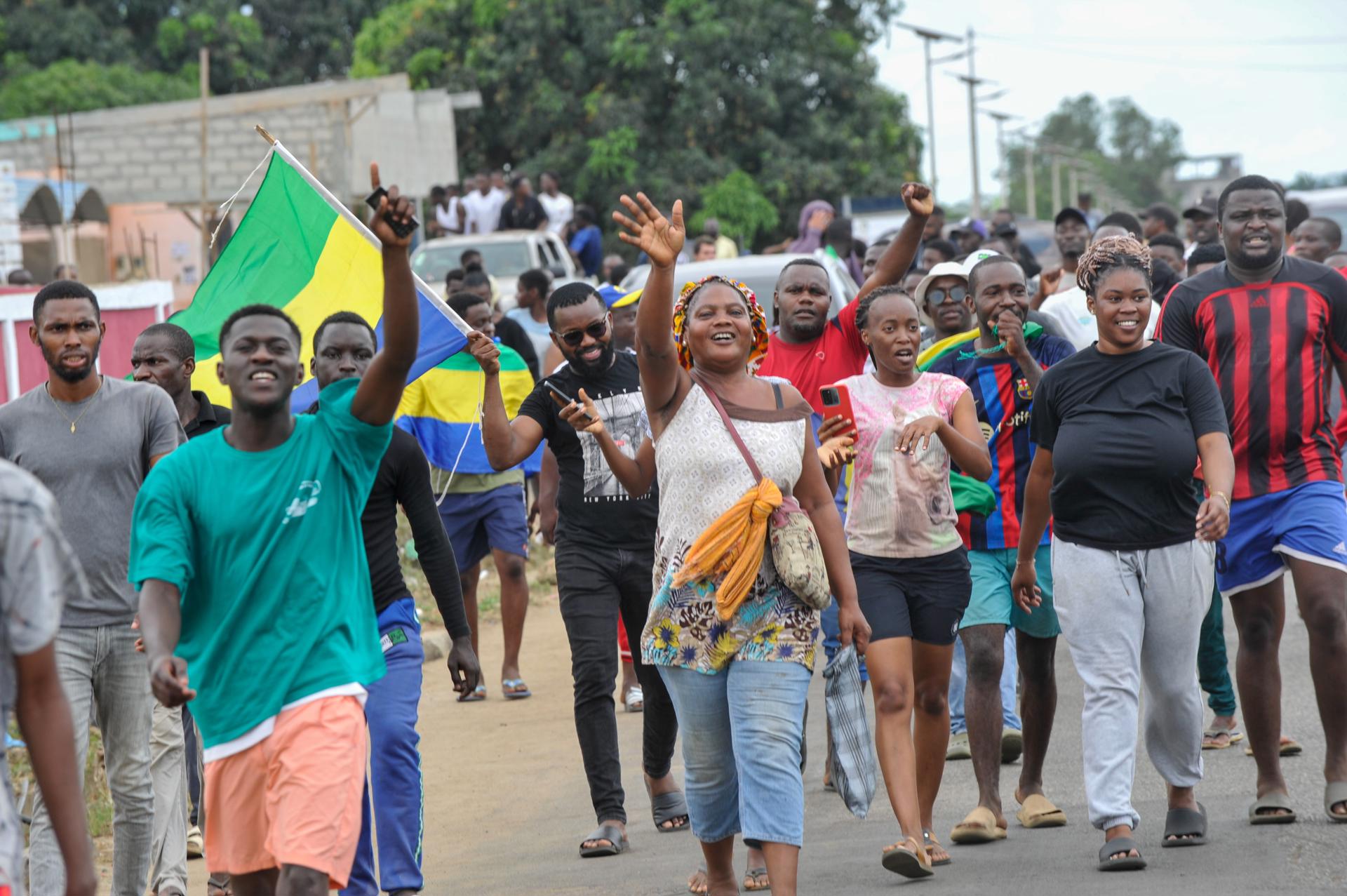 Centenares de personas salieron esta mañana a las calles de Libreville, la capital de Gabón, en apoyo de los militares que aseguraron haber dado un golpe de Estado contra el presidente gabonés, Ali Bongo, cuya familia está en el poder desde 1967. EFE/EPA/STR