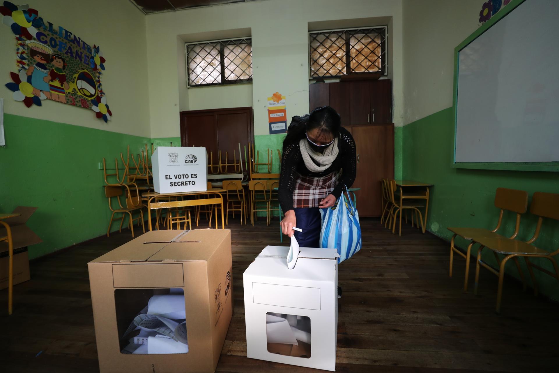 Una mujer indígena vota en un centro electoral en Quito (Ecuador), en una fotografía de archivo. EFE/José Jácome