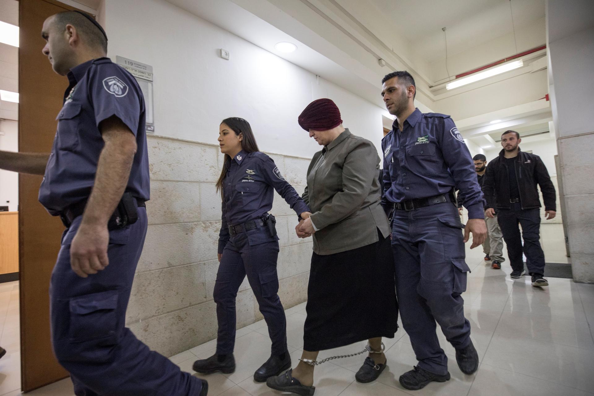 Malka Leifer (C), an ultra-Orthodox Jewish woman, seen handcuffed, as she is brought to Jerusalem District court for a hearing by the Israeli prison service guards, on 27 February 2018. EFE-EPA FILE/ATEF SAFADI