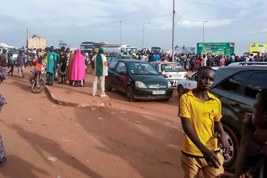 Manifestantes en una marcha cerca del aeropuerto de Niamey. EFE/ Issa Ousseini