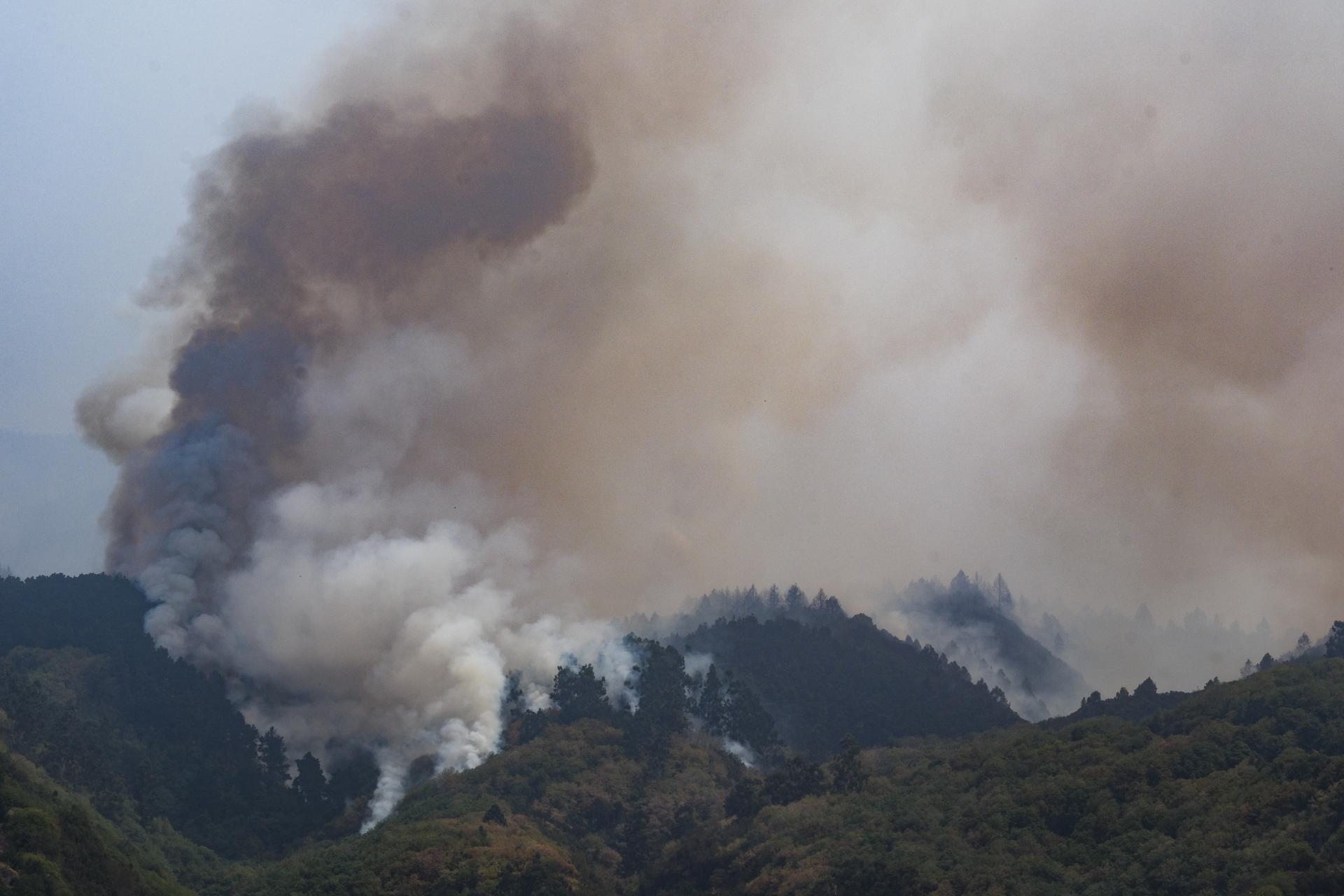 El incendio forestal que afecta a Tenerife desde el mar avanza por el municipio de la Victoria. EFE/Alberto Valdés
