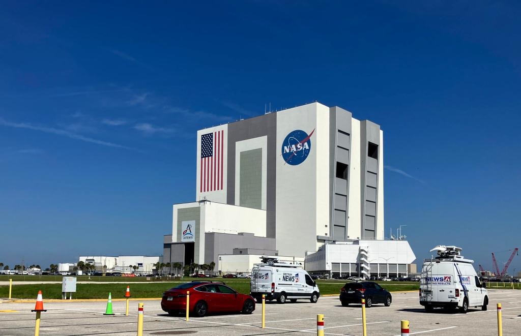 Fotografía del edificio de Ensamblaje de vehículos espaciales de la NASA, hoy, en el Centro Espacial John F. Kennedy, de Cabo Cañaveral, en Florida (EE.UU.). EFE/Ana Mengotti
