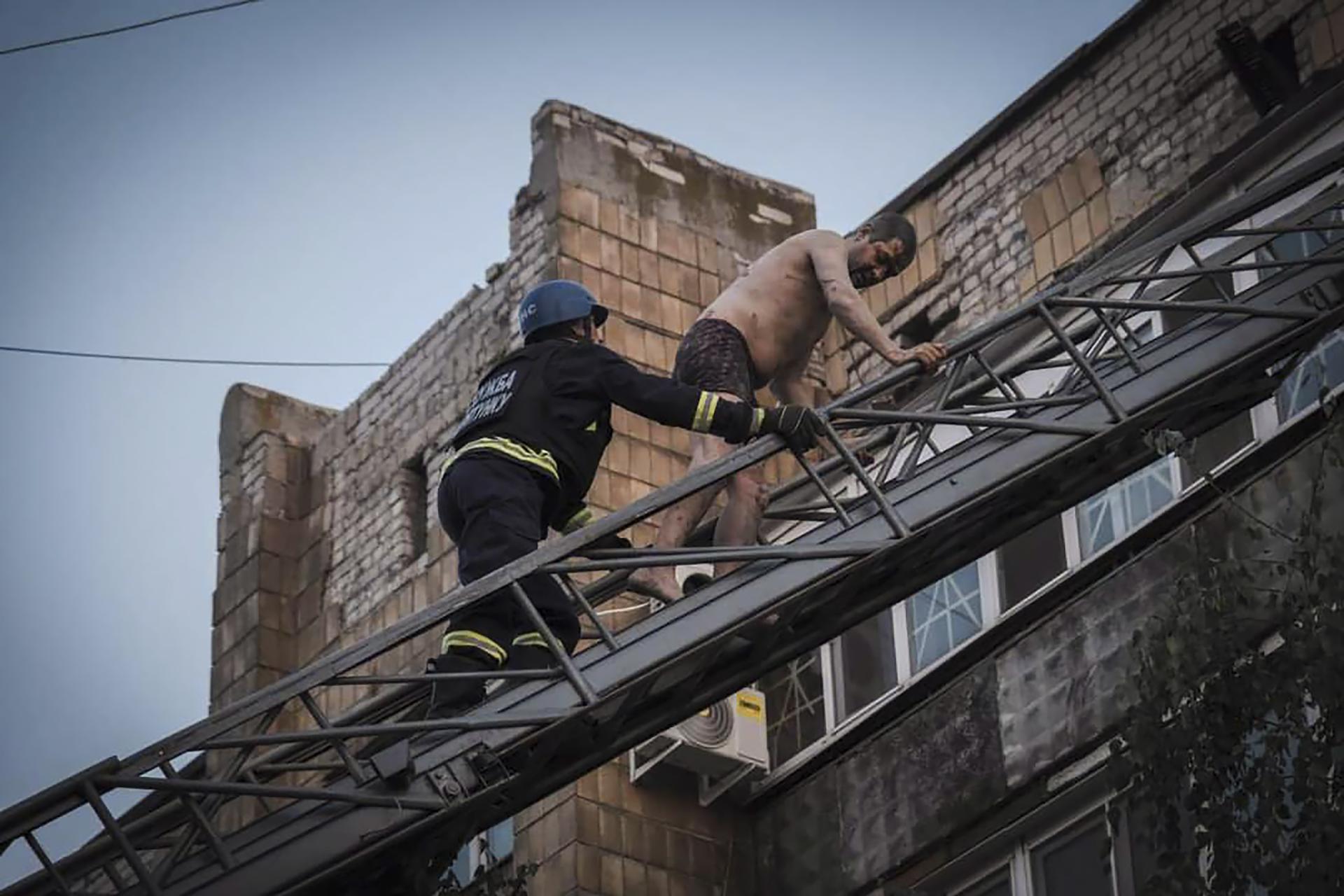 A handout photo made available by the State Emergency Service shows Ukrainian rescuers working on a site where a rocket hit the city of Pokrovsk, Donetsk area, Ukraine, 07 August 2023. EFE-EPA/STATE EMERGENCY SERVICE HANDOUT EDITORIAL USE ONLY/NO SALES
