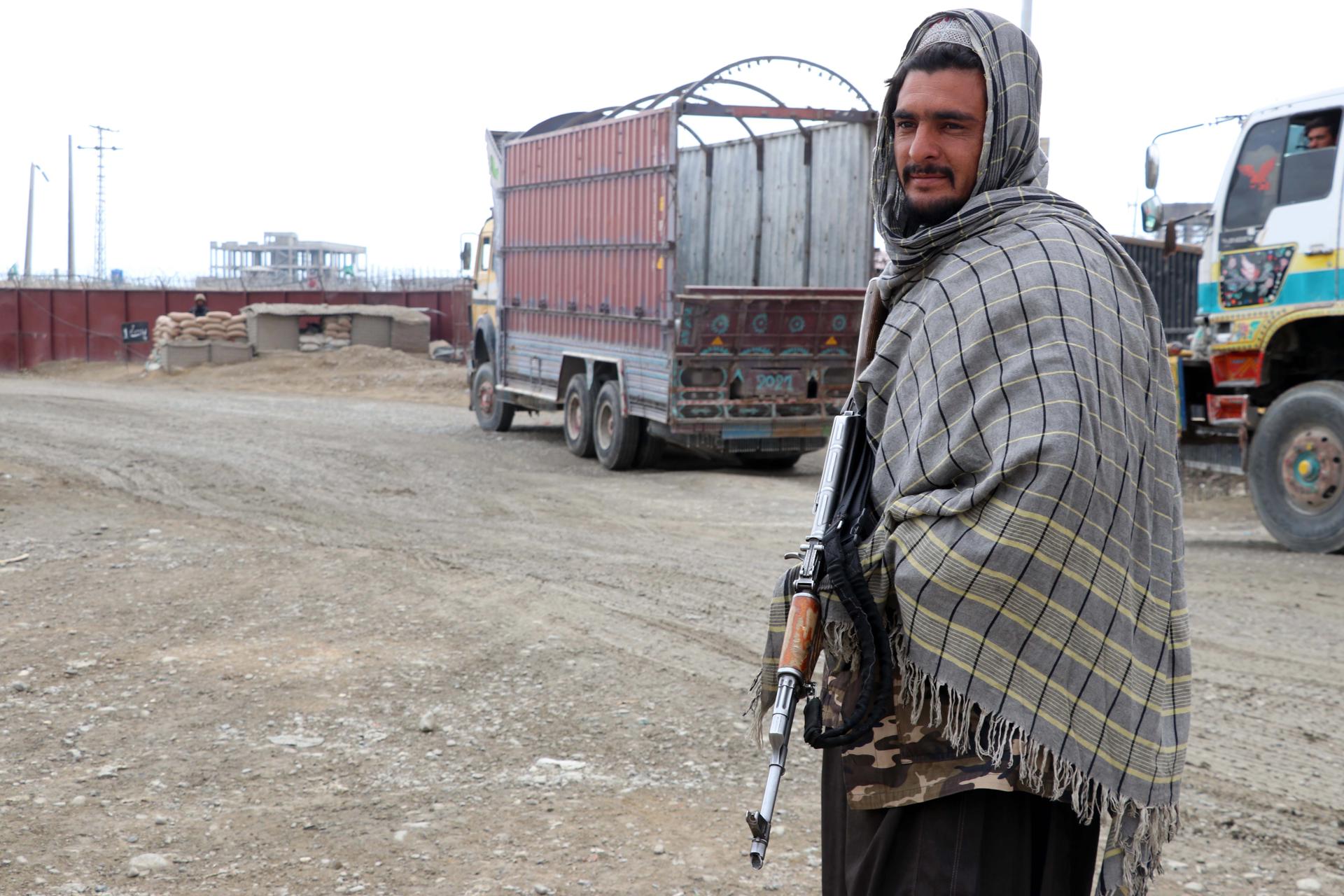 A Taliban fighter stands guard a day after, clashes that erupted at Afghanistan-Pakistan border in Spin Boldak, Afghanistan, 12 December 2022. EFE-EPA/STRINGER