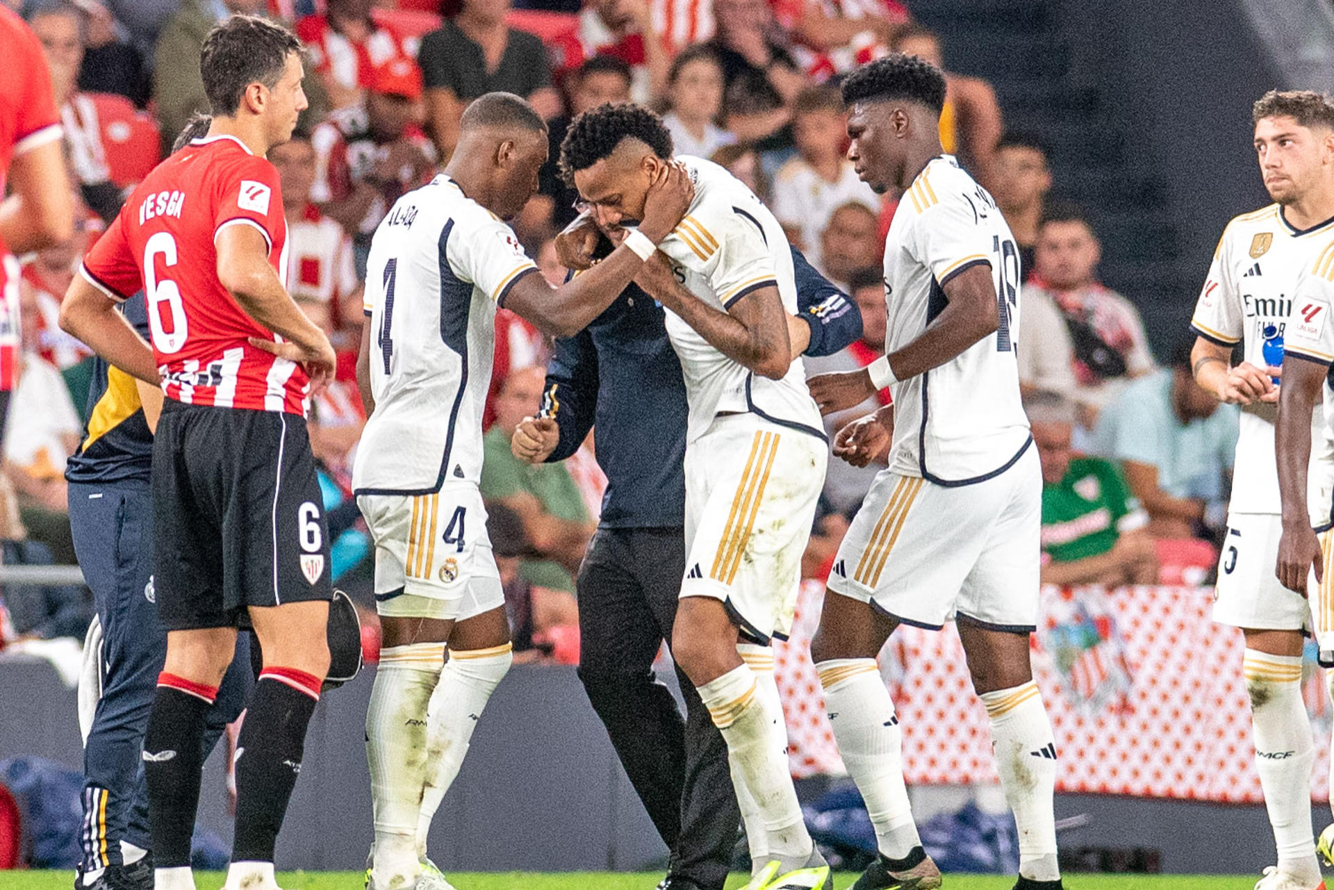 Real Madrid defender Eder Militao (center) exits a Matchday 1 LaLiga contest against Athletic Bilbao at San Mames Stadium in Bilbao, Spain, on 12 August 2023 after suffering an injury. Real Madrid won 2-0. EFE/Javier Zorrilla
