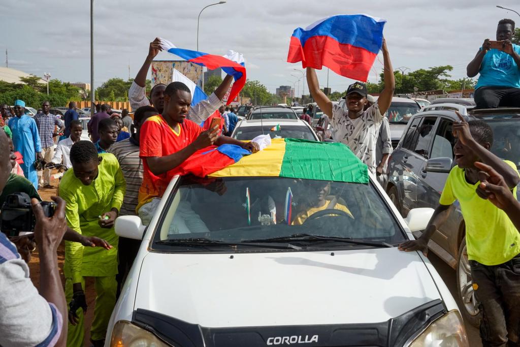Fotografía tomada el pasado 7 de agosto en la que se registró una caravana de manifestantes a favor de la junta militar golpista en Níger. EFE/Issifou Djibo

