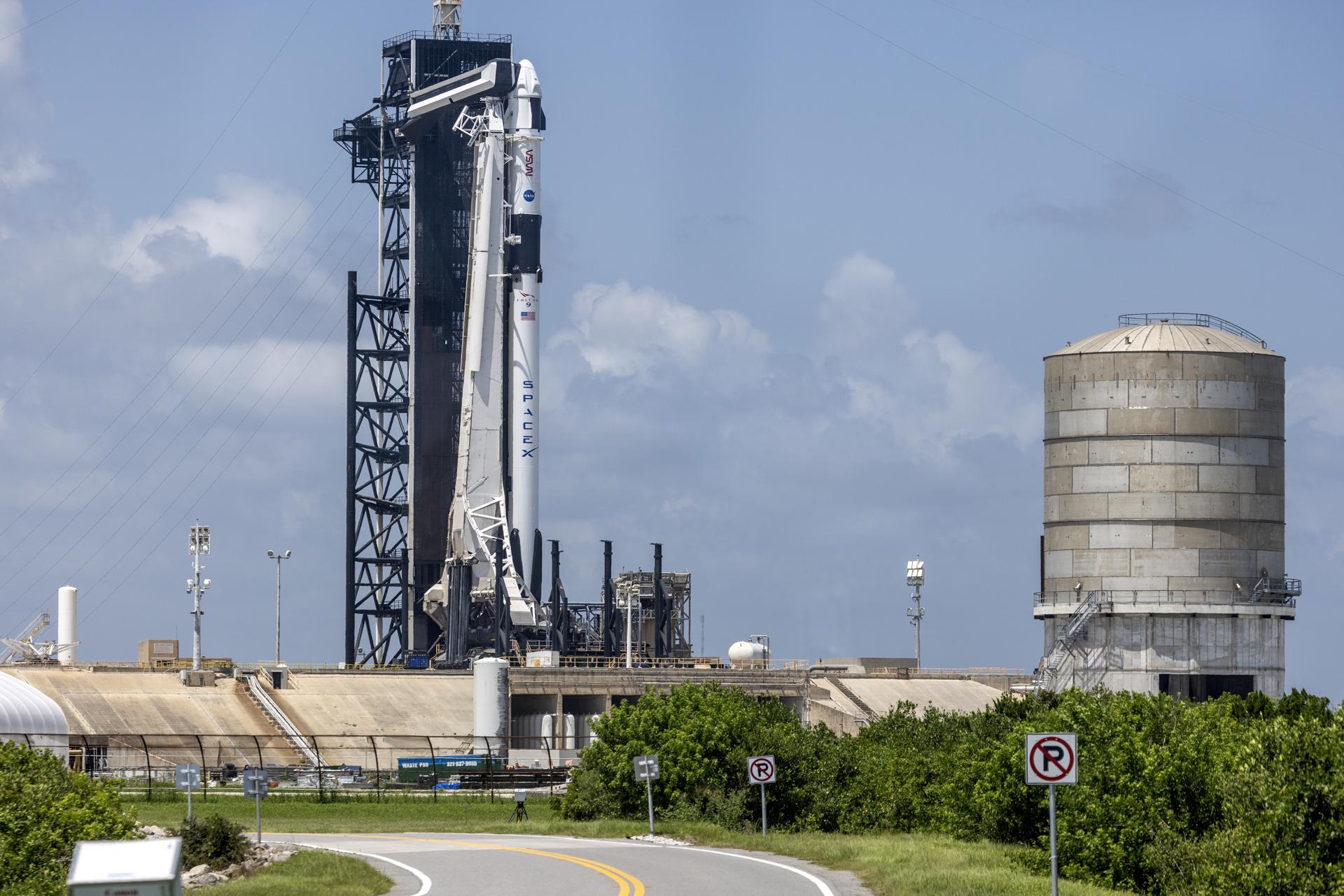 The SpaceX Falcon 9 rocket with the company's Dragon spacecraft onboard is seen on the launch pad at Launch Complex 39A as preparations continue for the Crew-7 mission at NASA's Kennedy Space Center in Florida, US, 24 August 2023. EFE-EPA/CRISTOBAL HERRERA-ULASHKEVICH
