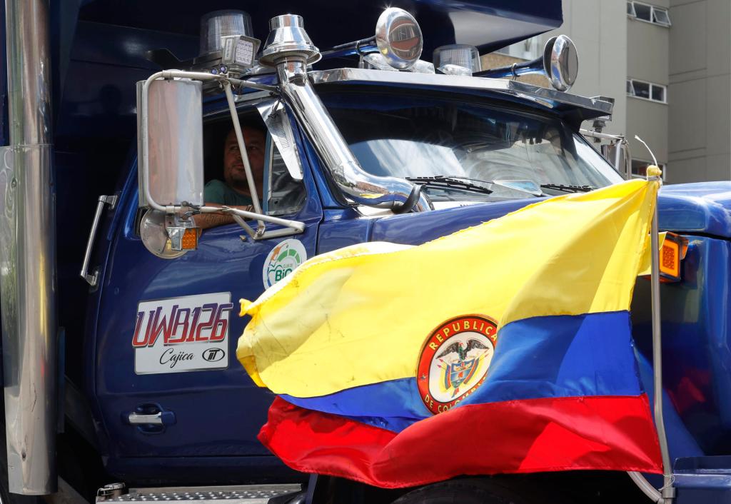 Conductores de camión se manifiestan hoy contra el alza de los precios del combustible, sobre la Avenida Séptima en Bogotá (Colombia). EFE/Mauricio Dueñas Castañeda
