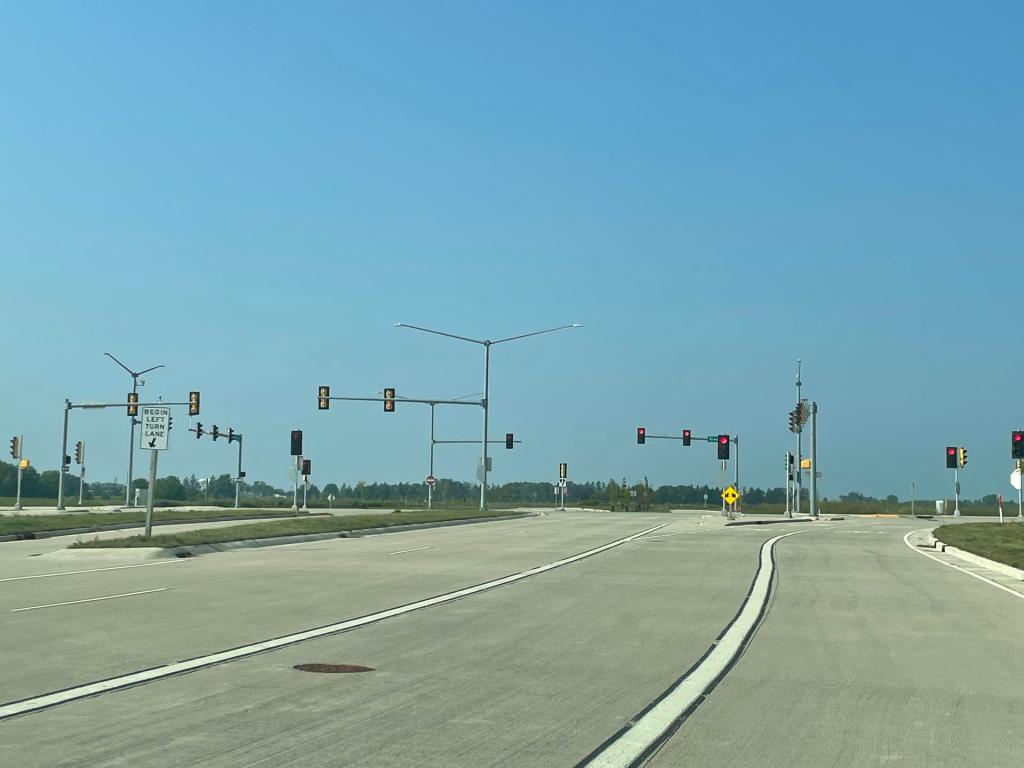Vista de una intersección vacía cerca al proyecto Foxconn, el 22 de agosto de 2023 en Mount Pleasant, Wisconsin (EE.UU). EFE/ Paula Escalada
