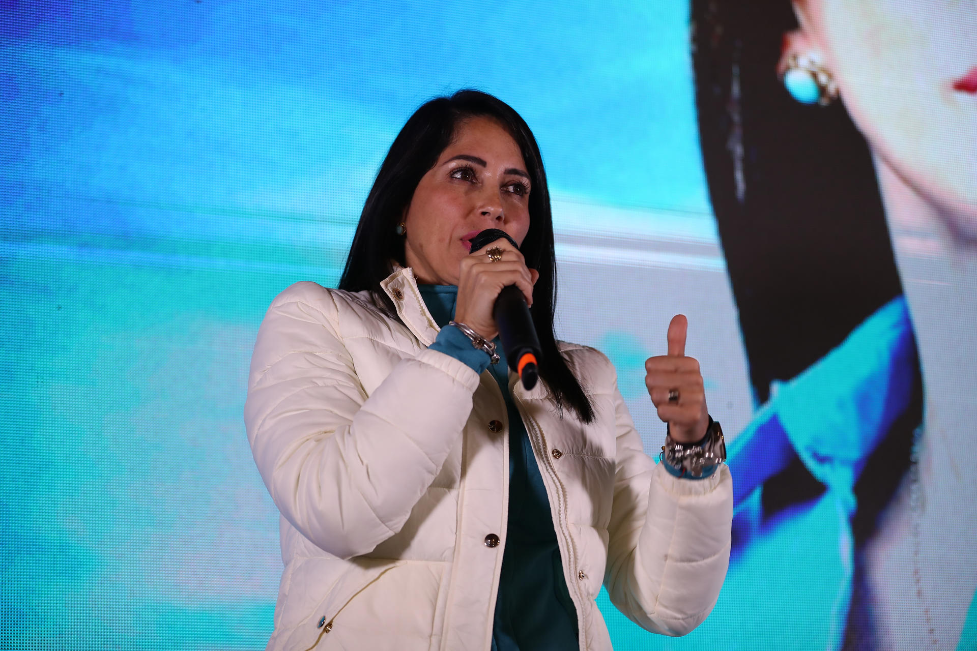 La candidata a la presidencia de Ecuador, Luisa González habla, en Quito (Ecuador). EFE/José Jácome