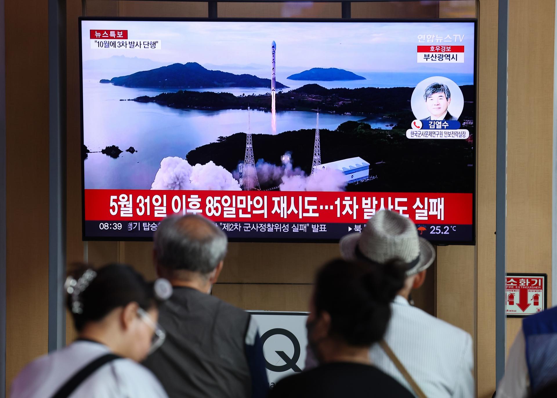 People watch a TV report on North Korea's botched space rocket launch at Seoul Station in Seoul, South Korea, 24 August 2023. Earlier in the day, the North's official Korean Central News Agency said its second launch of a 'military reconnaissance satellite' from the Tongchang-ri area failed due to an error in the emergency blasting system during the third-stage flight. EFE-EPA/YONHAP SOUTH KOREA OUT