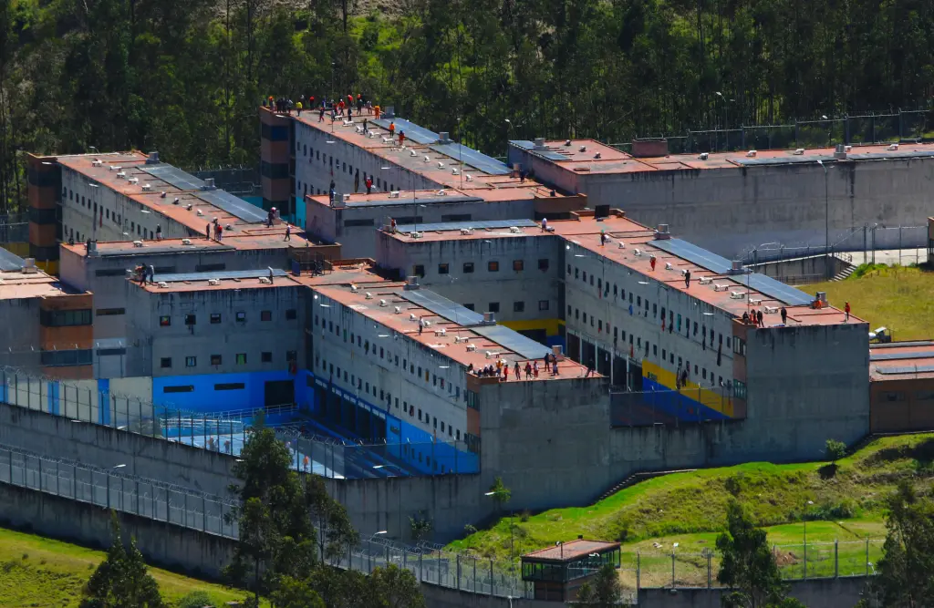 Presos se toman los techos de la cárcel "El Turi", en la ciudad de Cuenca (Ecuador). EFE/Robert Puglla
