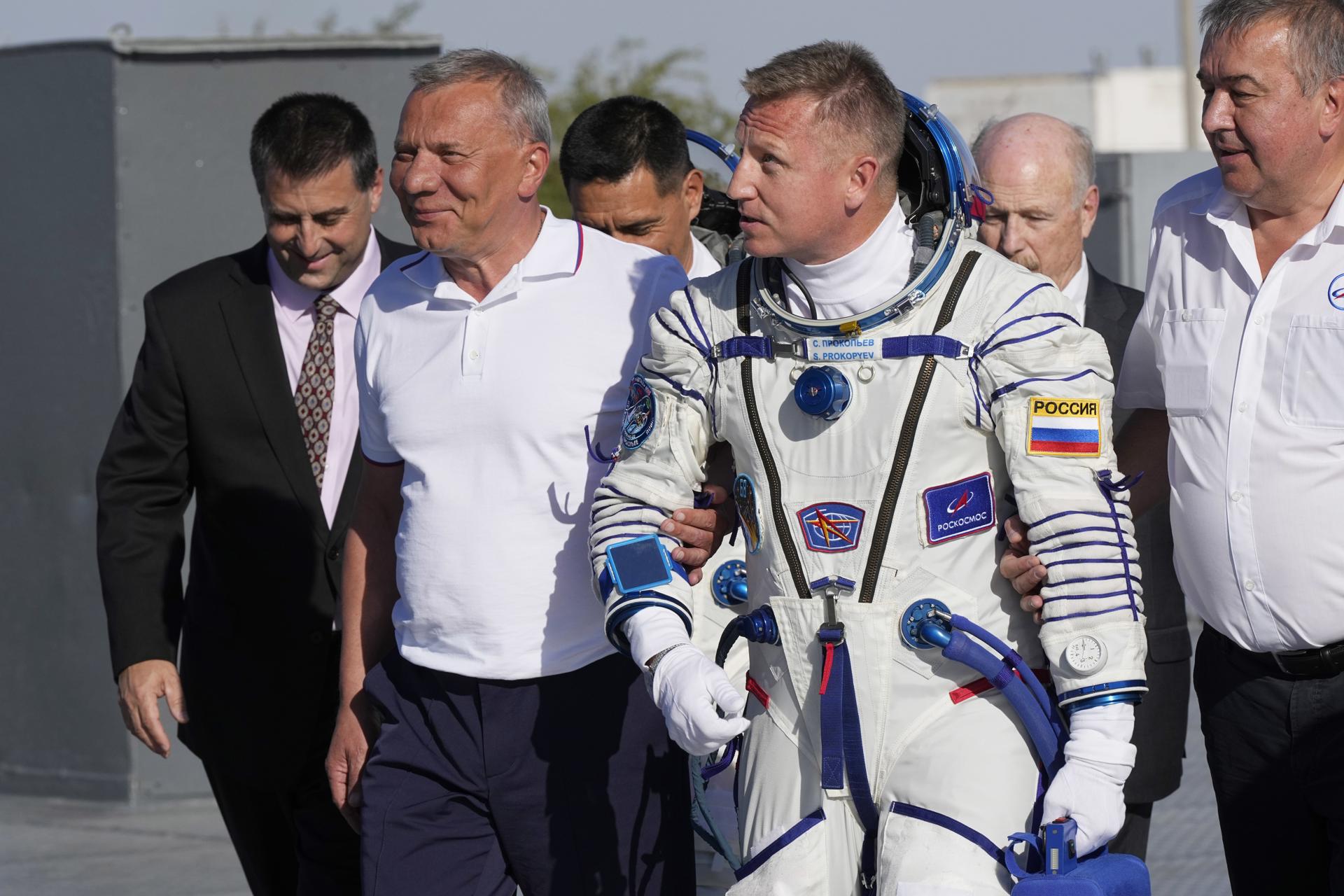 Roscosmos cosmonaut Sergey Prokopyev (C), crew member of the mission to the International Space Station (ISS) walks to the rocket accompanied by head of Roscosmos space agency Yuri Borisov (2-L) prior the launch of Soyuz-2.1 rocket at the Russian leased Baikonur cosmodrome, Kazakhstan, 21 September 2022. EFE-EPA/DMITRI LOVETSKY/POOL/FILE
