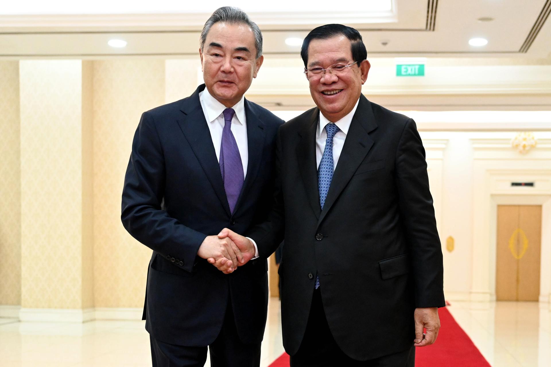 A handout photo made available by the Government Cabinet shows Cambodian Prime Minister Hun Sen (R) shaking hands with Chinese Foreign Minister Wang Yi (L) during a meeting at the Peace Palace in Phnom Penh, Cambodia, 13 August 2023. EFE/EPA/Kok Ky / HANDOUT HANDOUT EDITORIAL USE ONLY/NO SALES