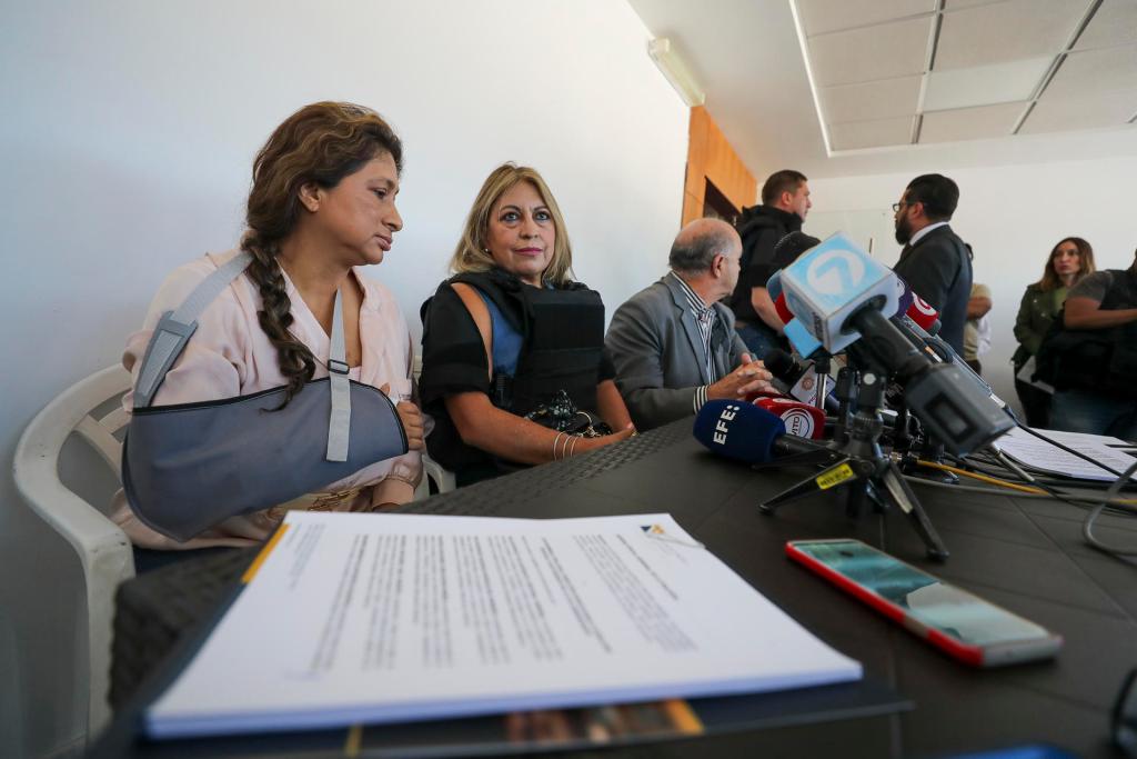Familiares del candidato presidencial asesinado la semana pasada, Fernando Villavicencio, junto a sus abogados, ofrecen una rueda de prensa hoy, en Quito (Ecuador). EFE/ José Jácome
