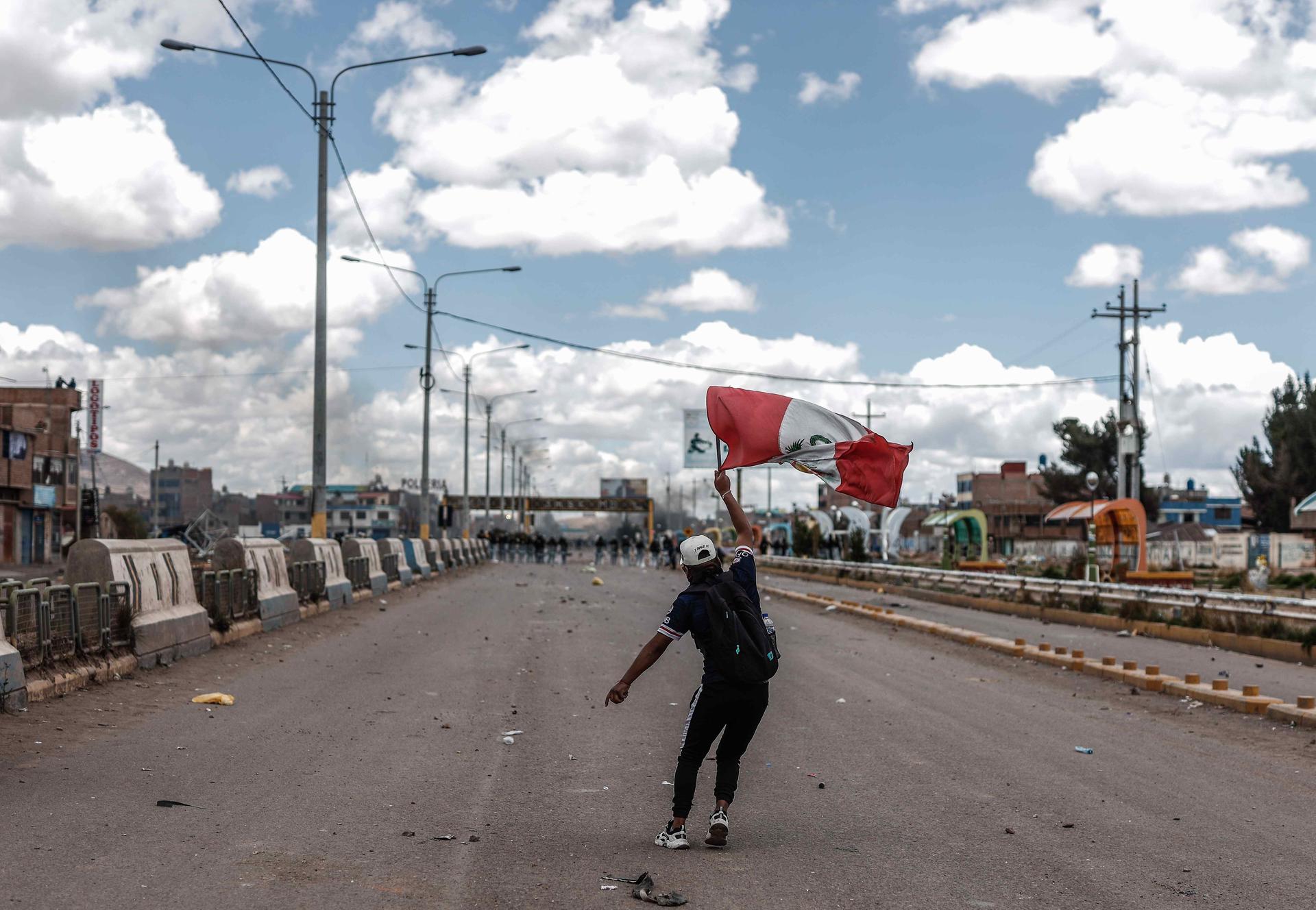 Manifestantes se enfrentan a la policía, en Juliaca (Perú), en la región de Puno, en una fotografía de archivo. EFE/Aldair Mejía