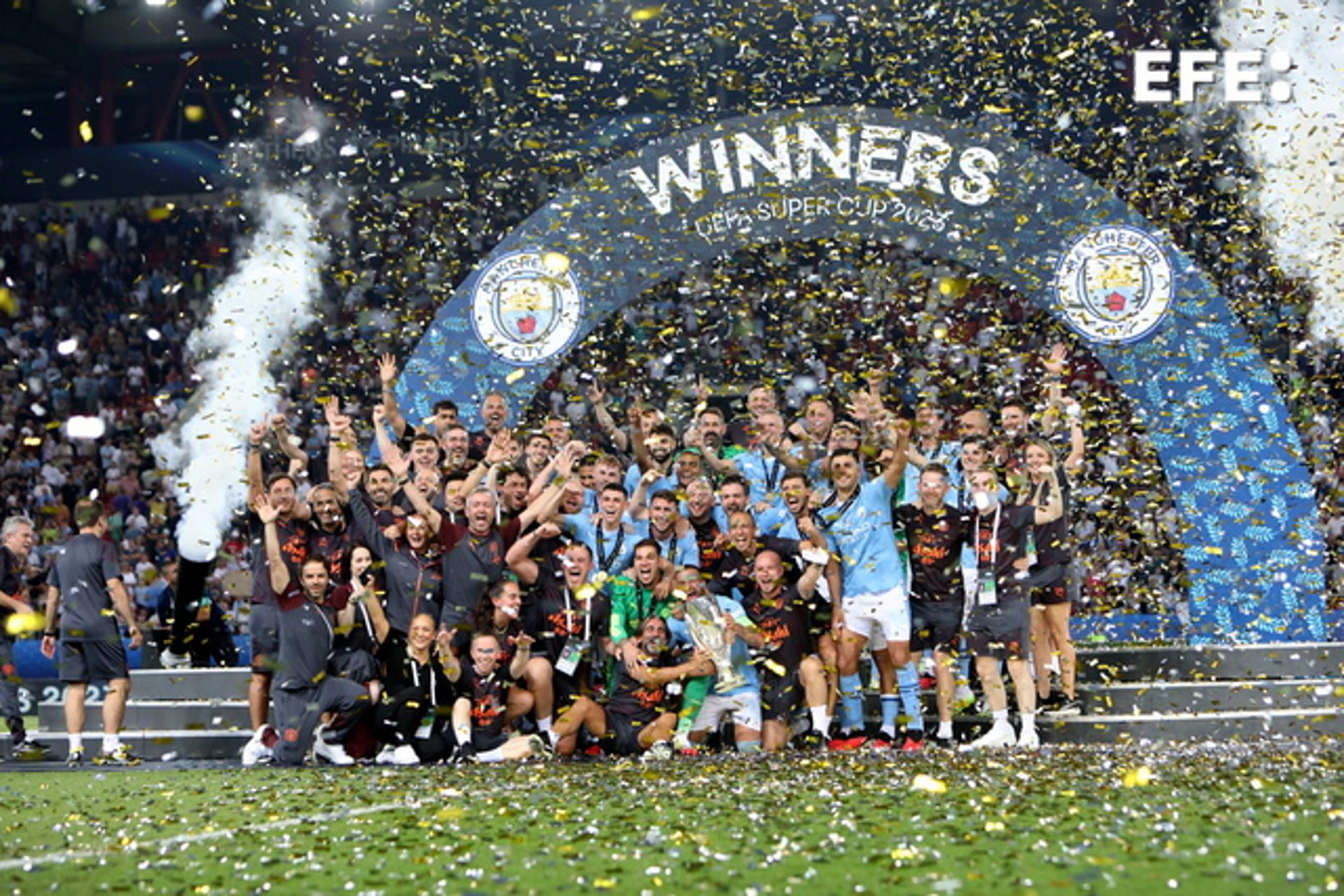 Manchester City players celebrate with the trophy after defeating Sevilla in the UEFA Super Cup at Karaiskakis Stadium in Piraeus, Greece, on 16 August 2023. EFE/EPA/PANAGIOTIS MOSCHANDREOU