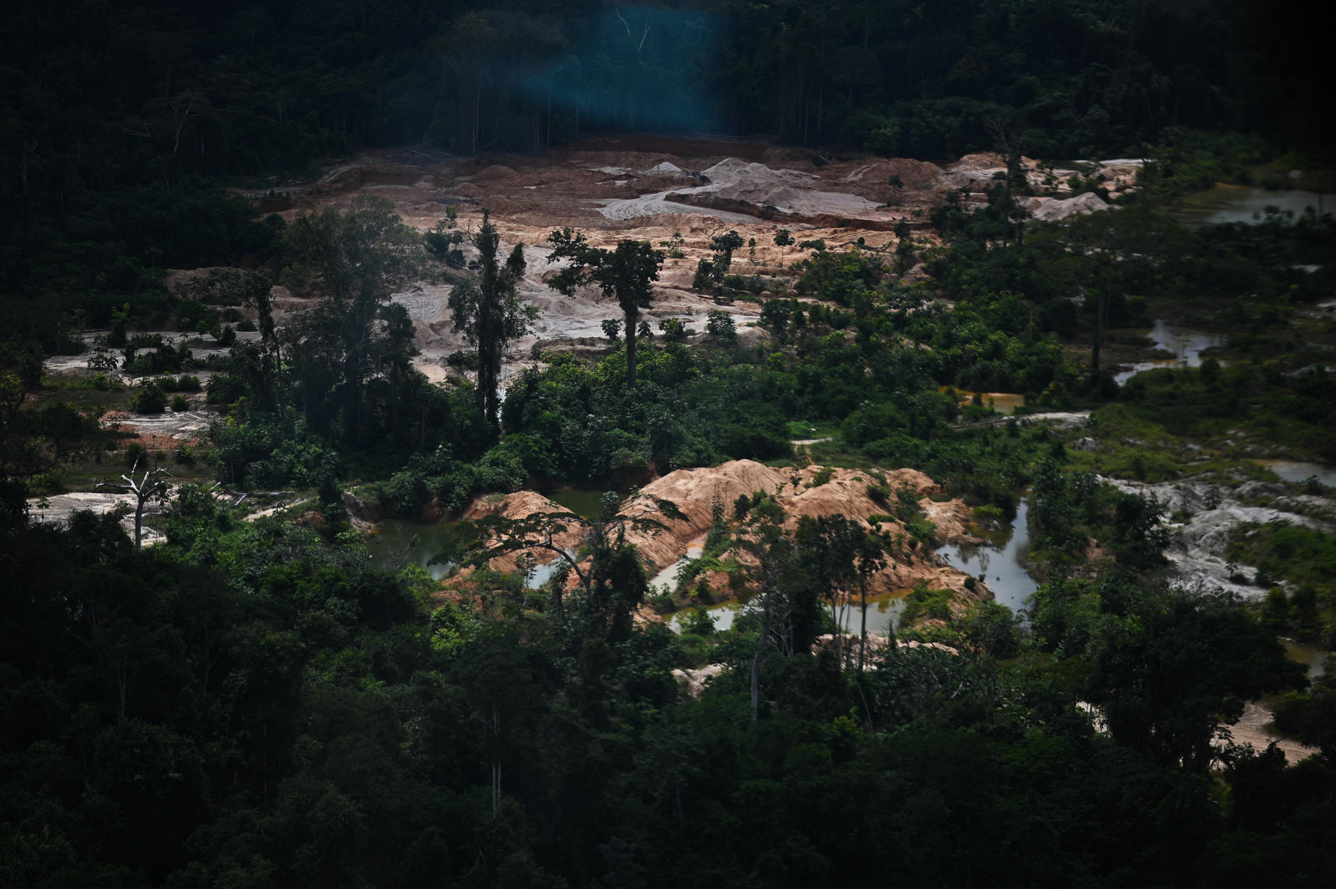 Vista aérea de la destrucción causada por la minería ilegal en la Floresta Ambiental de Altamira, cerca a Itaituba (Brasil), en una fotografía de archivo. EFE/André Borges
