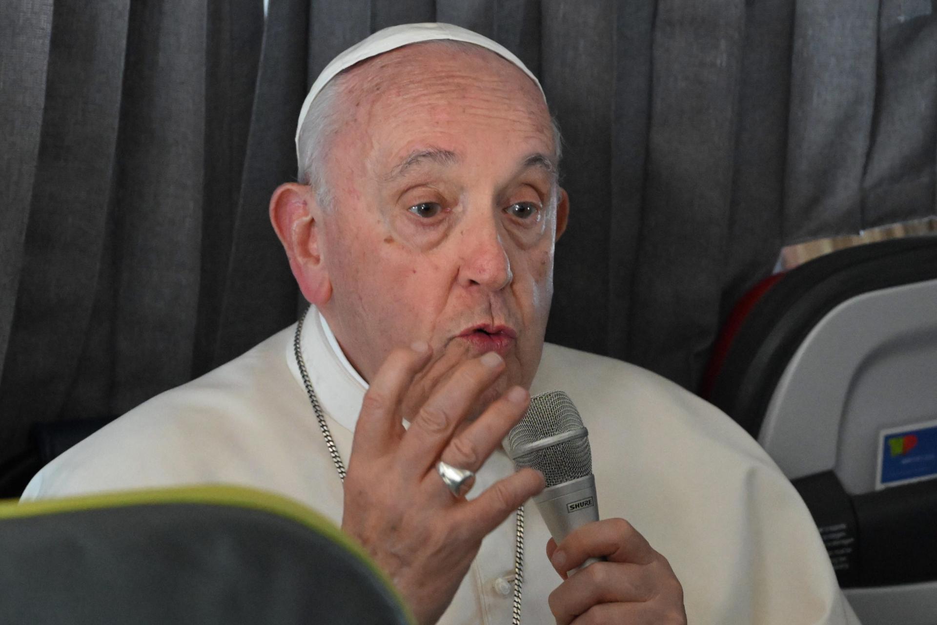 El papa Francisco habla con la prensa, este 6 de agosto de 2023, a bordo del avión papal en su regreso a la Santa Sede desde Portugal. EFE/Maurizio Brambatti/Pool