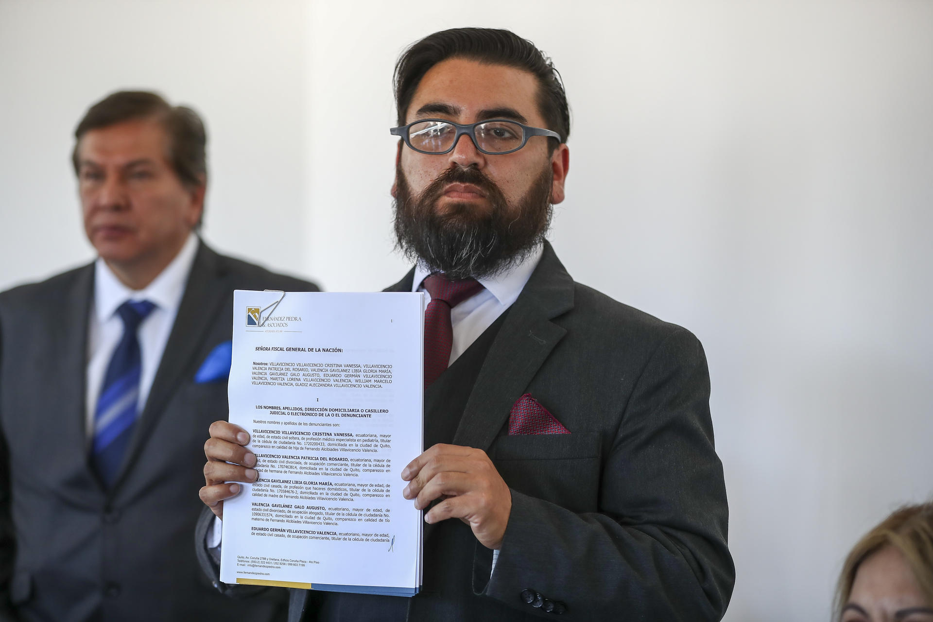 El abogado Marco Ayulema muestra un documento durante una rueda de prensa hoy, en Quito (Ecuador). EFE/José Jácome