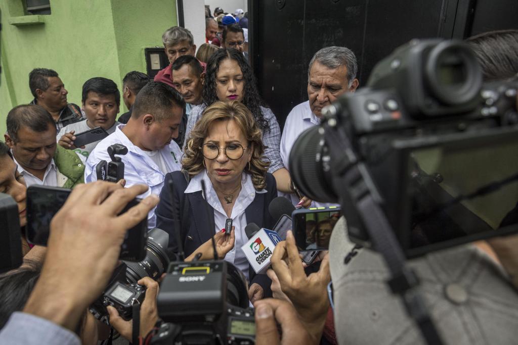 La ex primera dama Sandra Torres participa durante un mitin en la sede de los Veteranos Militares de Guatemala, el 15 de agosto de 2023, en Ciudad de Guatemala (Guatemala). EFE/Esteban Biba
