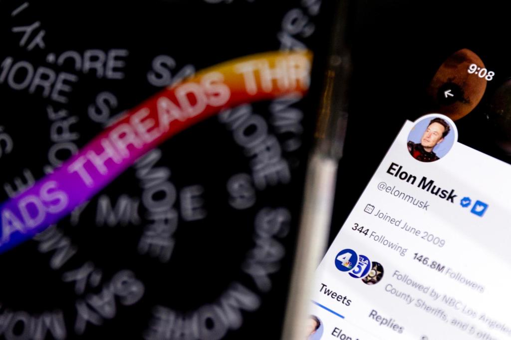 Vista de una imagen de la aplicación Threads en un teléfono móvil, frente a otra del perfil de Elon Musk en la red social "X", en Los Ángeles (California), en una fotografía de archivo. EFE/Etienne Laurent
