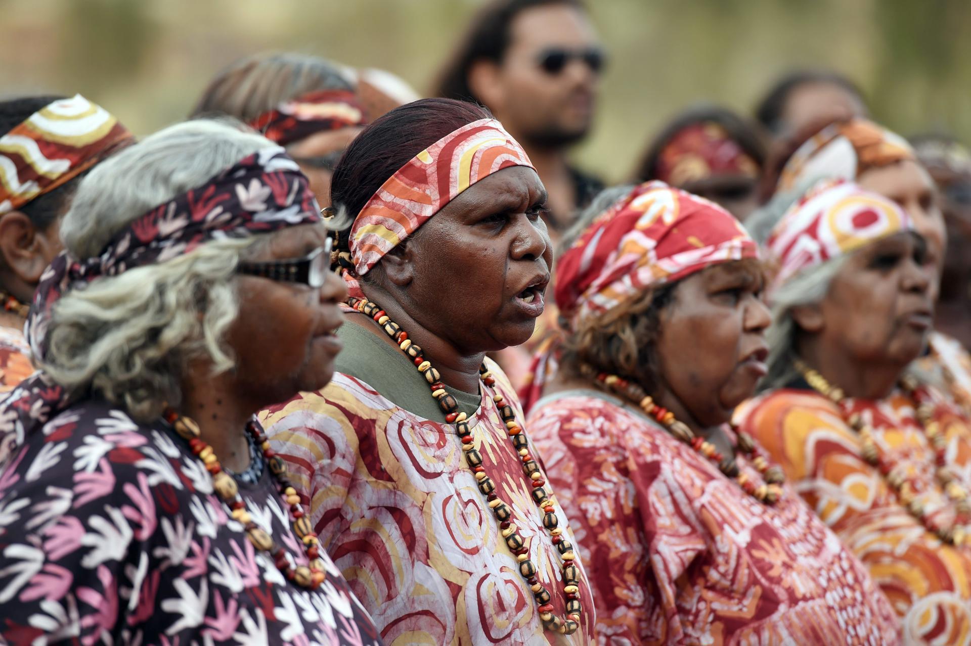A picture made available on 26 October 2015 shows members of the Central Australian Women's Choir performing at a cultural event near Uluru, also known as Ayres Rock, in the Northern Territory, Australia, 25 October 2015. EFE-EPA/DAN PELED AUSTRALIA AND NEW ZEALAND OUT[AUSTRALIA AND NEW ZEALAND OUT]/FILE
