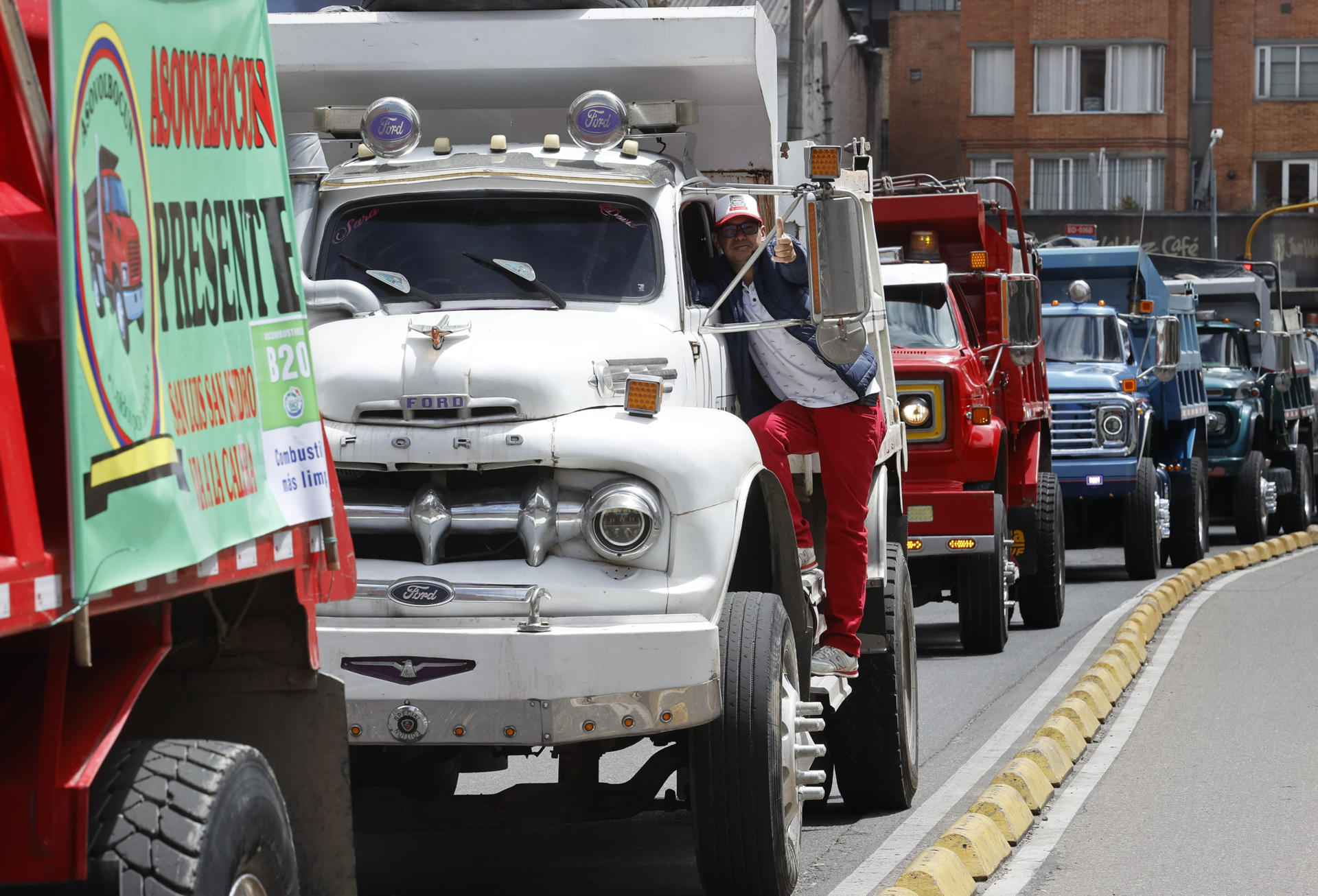 Conductores de camión se manifiestan hoy contra el alza de los precios del combustible, sobre la Avenida Séptima en Bogotá (Colombia). EFE/Mauricio Dueñas Castañeda