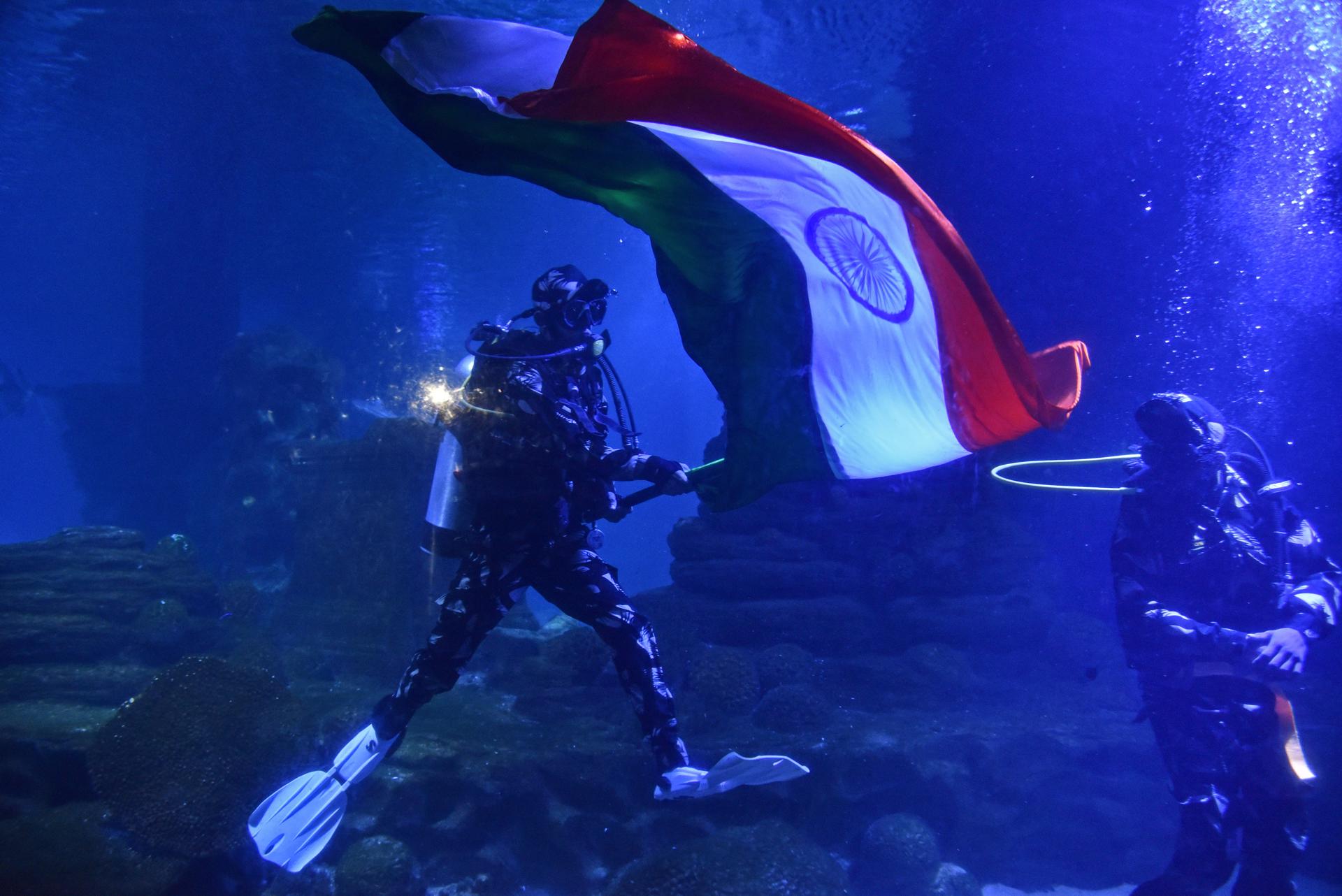 Scuba divers dressed as Indian army soldiers display the Indian national flag during an underwater show on the eve of the 77th Independence Day, at a marine theme park, in Chennai, India, 14 August 2023. EFE-EPA/IDREES MOHAMMED
