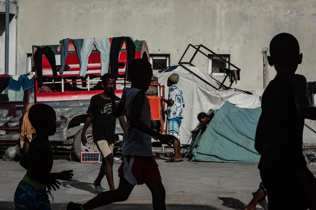 Personas que huyeron de la violencia de las pandillas en el barrio de Carrefour-Feuilles, viven en campamentos improvisados, el 18 de agosto de 2023, en Puerto Príncipe (Haití). EFE/Johnson Sabin
