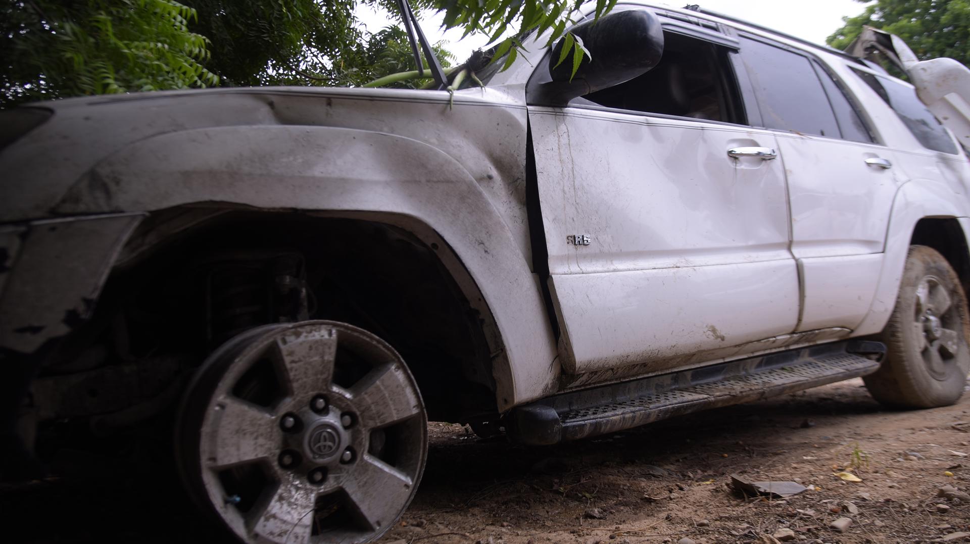 Vista hoy del vehículo en el que murieron trece haitianos tras caer en un canal de riego en la provincia Valverde (República Dominicana). EFE/Luis Tavárez