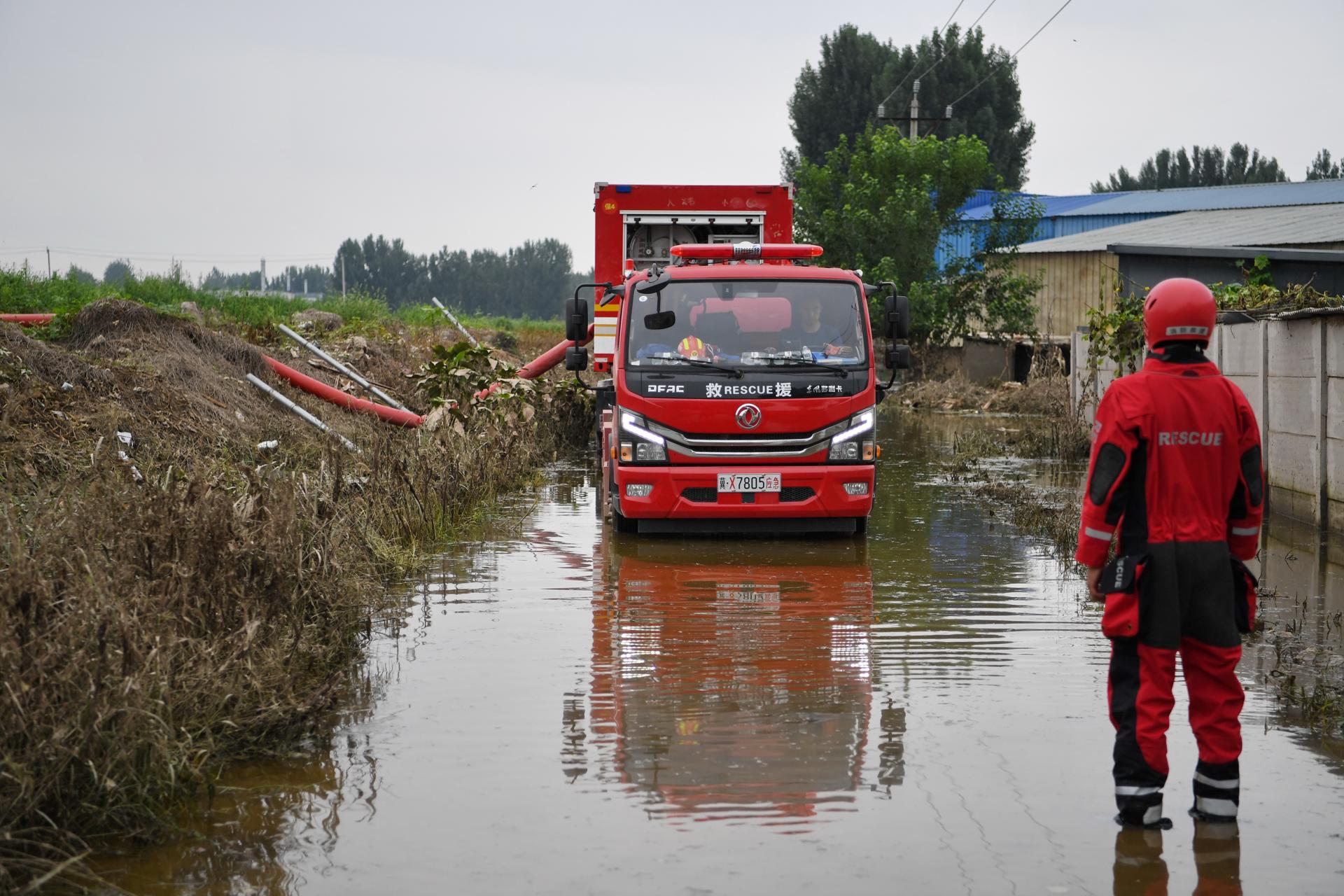 Rescuers perform drainage operation in Linjiatun Township of Zhuozhou, north China's Hebei Province, 07 August 2023. EFE-EPA/XINHUA / Mou Yu CHINA OUT / MANDATORY CREDIT EDITORIAL USE ONLY
