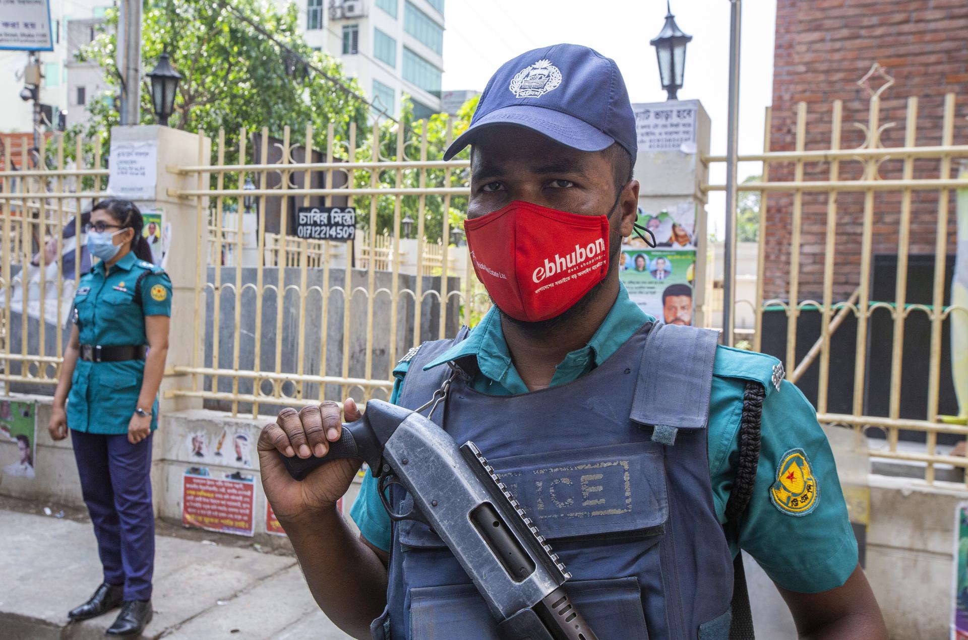 A Bangladeshi police officer stands guard in front of a court in Dhaka, Bangladesh, 19 April 2021. EFE-EPA FILE/MONIRUL ALAM