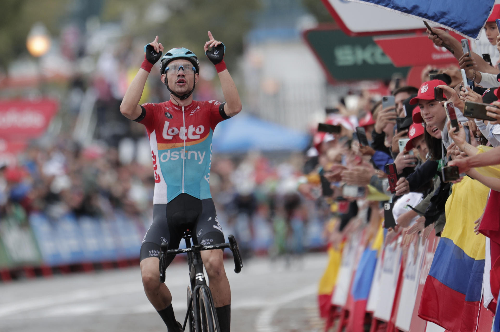 El ciclista danés Andreas Lorentz , del Lotto Dstny se impone vencedor de la segunda etapa de La Vuelta que transcurre entre Mataró y Barcelona, con 182 kilómetros de recorrido. EFE/Manuel Bruque